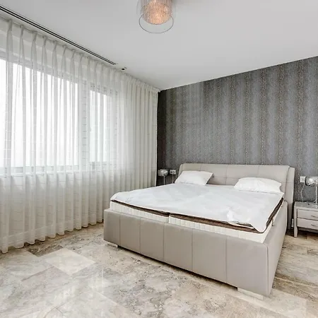 De Silva Studio Zebra Mamaia